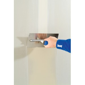 Auftragen von Knauf Fugenfüller Leicht auf eine Wand mit einer Spachtel.