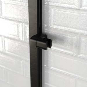 Schwarze, matte Schütte Brausestange Karibik mit Handbrausehalterung vor weißer Wand.