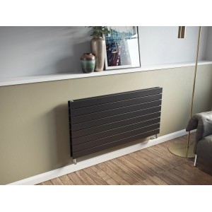 Anthrazitfarbener Ximax Raumheizkörper P1 Duplex Horizontal (520x1200mm) an Wand montiert.