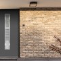 Anthrazitfarbene Sicherheits-Haustür ThermoSpace Köln Prime RC2 mit Edelstahlgriff und Glaseinsatz.