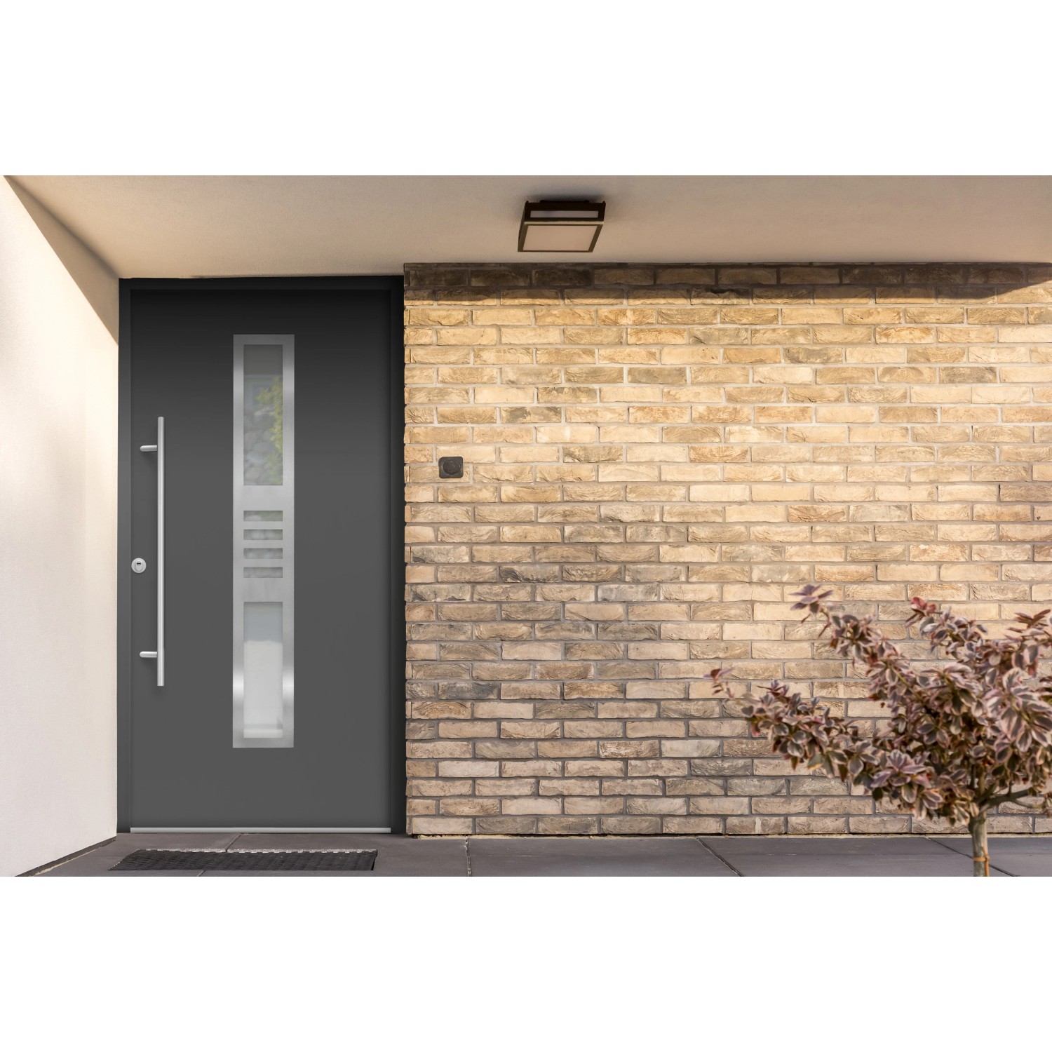 Anthrazitfarbene Sicherheits-Haustür ThermoSpace Köln Prime RC2 mit Edelstahlgriff und Glaseinsatz.