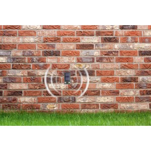 Gardigo Tierabwehr Basic Solar an Backsteinwand mit Ultraschallwellen. Tiervertreiber für Garten.