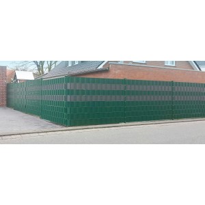 Grüne Solid PVC Sichtschutzstreifen (19x250cm) als Wind- und Blickschutz am Zaun.