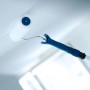 LUX-TOOLS Vestan-Roller 25 cm mit Teleskopstab beim Streichen einer Decke.