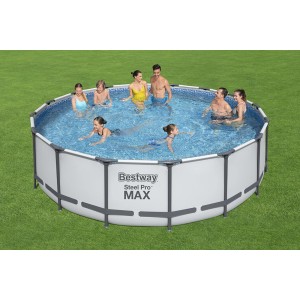 Bestway Stahlrahmen-Pool Set Steel Pro Max, Ø 488 cm, mit Badegästen im Garten.