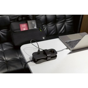 Schwarze Tischsteckdose mit 2 Schuko-Steckdosen, USB-C und USB-A an Laptop angeschlossen.