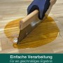 Auftragen von weißem Parkett-Öl mit Spachtel auf Holzboden. Bona Home Öl für widerstandsfähige Oberflächen.