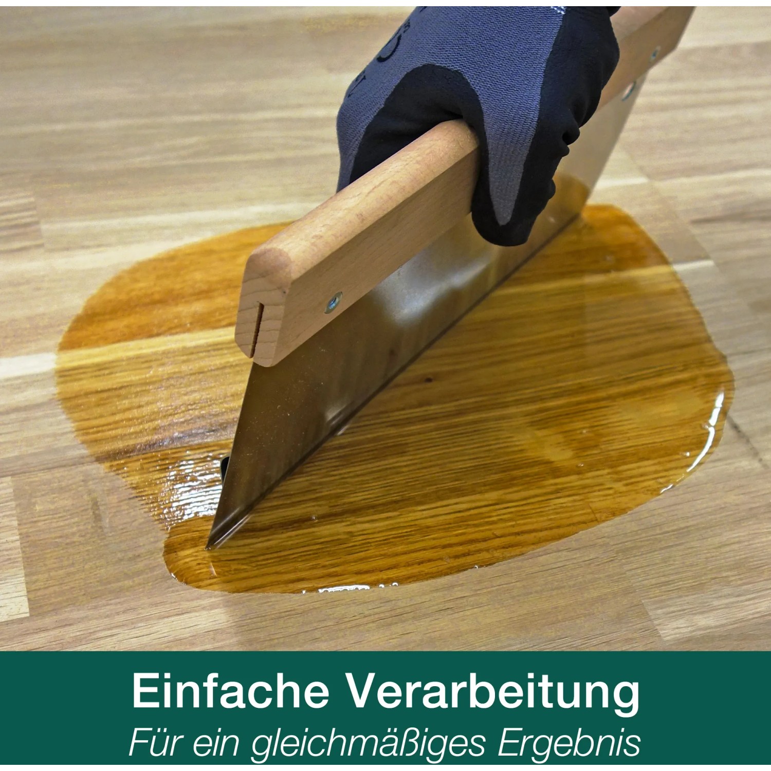 Auftragen von weißem Parkett-Öl mit Spachtel auf Holzboden. Bona Home Öl für widerstandsfähige Oberflächen.