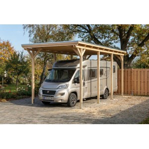 Skan Holz Flachdach-Carport Emsland aus hellem Holz schützt Wohnmobil. Robustes Stahldach, stabile Pfosten.