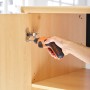 Black+Decker Akkuschrauber CS3651LC beim Schrauben an einem Holzschrank.