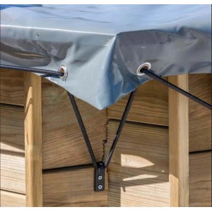 Graue Winterabdeckplane für Gartenpool Baros, befestigt mit Haken und Seil.