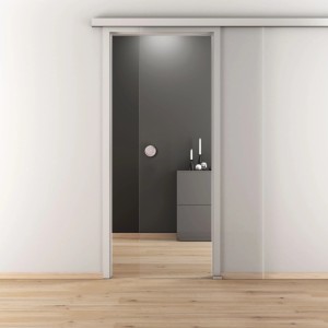Klare Novadoors Glasschiebetür Nova 510 in modernem Raum, teilweise geöffnet, mit Holzboden und dunkler Wand.