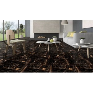 Verlegtes Wohnzimmer mit dunkler, polierter Feinsteinzeug Bodenfliese in Marmor Optik, 60x60 cm.