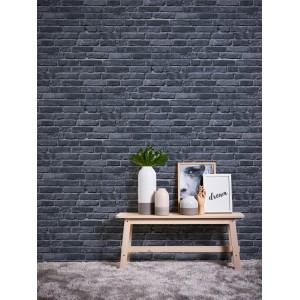 Vliestapete Steine in Schwarz und Grau an Wand, mit Deko auf einem Tisch.