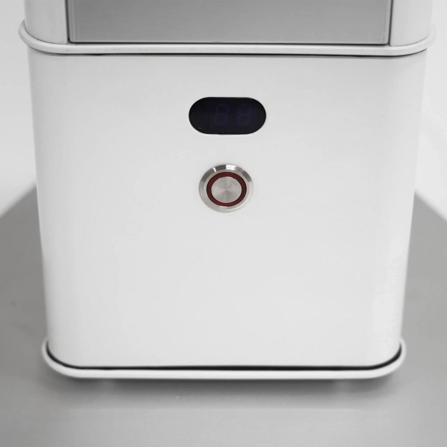 Detailaufnahme: Weißer Vasner HeatTower Infrarot-Heizstrahler mit Display und Bedienknopf.