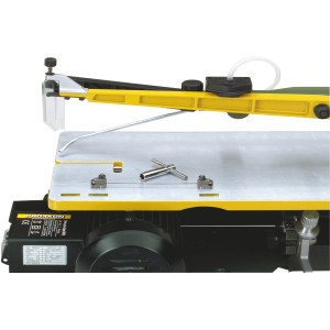Proxxon Dekupiersäge DS 460: Detailansicht der Säge mit gelbem Rahmen und silberfarbenem Tisch.