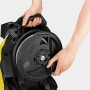 Detailaufnahme: Kärcher K 5 Premium Smart Control Hochdruckreiniger mit Schlauchtrommel in Bedienung.