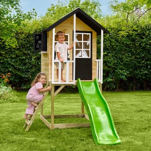 Zwerkules Spielhaus Holli mit Rutsche im Garten, Kinder beim Spielen auf Leiter und Veranda.