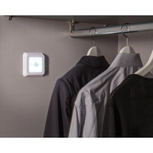 Müller-Licht LED-Unterbauleuchte Cara Weiß mit Sensor im Kleiderschrank.