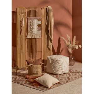 Sandfarbene Desert Flower Fleece-Decke (150x200 cm) auf Raumdeko im Boho-Stil.