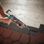 Person verlegt Dachschindeln mit wolfcraft Kartuschenpresse MG 400. Graue und grüne Presse für Klebstoff, Silikon, Acryl.