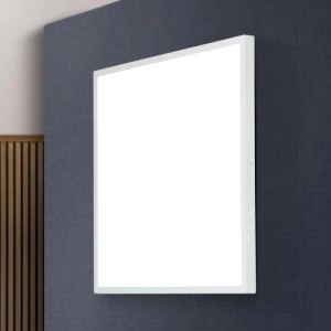 Weiße, quadratische Orion Lero LED Deckenleuchte 60x60 cm an dunkler Wand. Ultraflaches Design für moderne Räume.