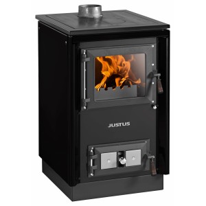 Schwarzer Justus Küchenofen Rustico 50 mit Kochplatte und Flammen im Brennraum.