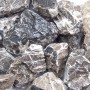 Nahaufnahme von grau-weißem Marmorbruch für Scherf Gabione, ideal für Einfassungen und Mauersysteme.
