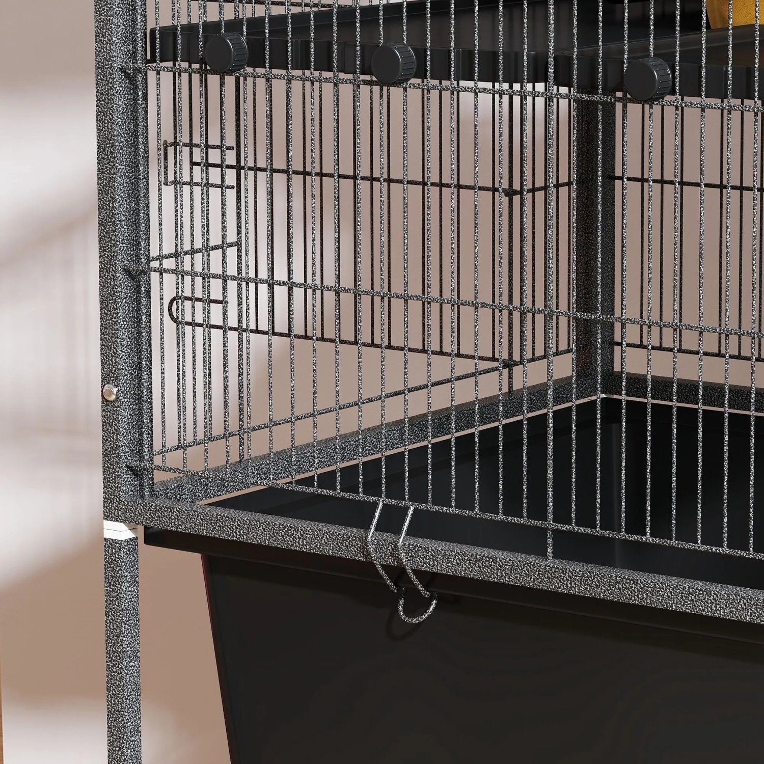 PawHut Kleintierkäfig Detail: Dunkelgraues Stahlgitter, schwarze Bodenschale und Rahmen. Ideal für Nagetiere und Freilaufgehege.