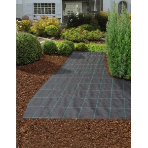 Schwarzes Unterbodengewebe (5x2m) als Unkrautsperre im Garten unter Mulch und Pflanzen.