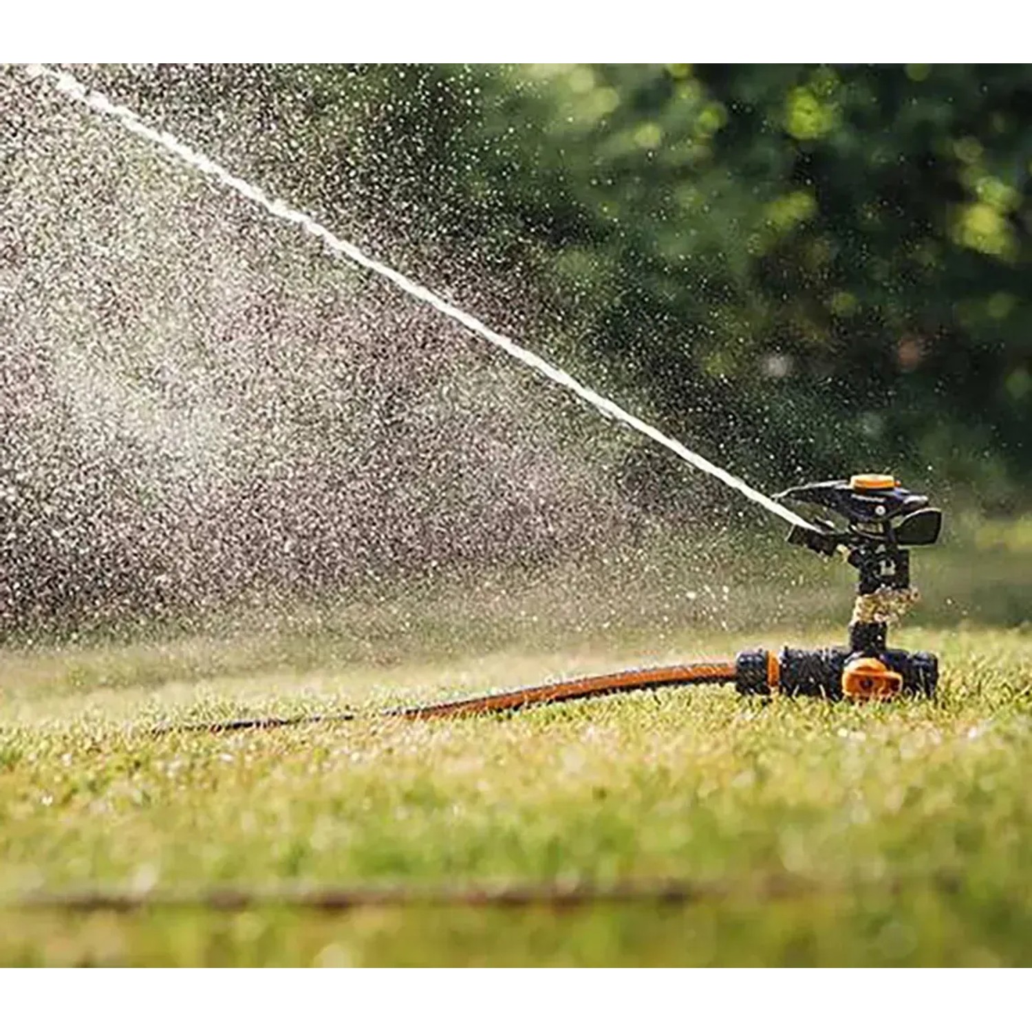 Fiskars Impulsregner mit Erdspieß bewässert Rasenfläche. Sprinkler-System für Garten.