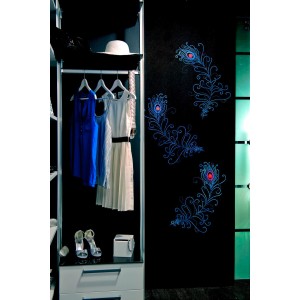 Wandgestaltung mit Marabu Glitter Honiggold: Pfauenfedern an schwarzer Wand im Kleiderschrank.