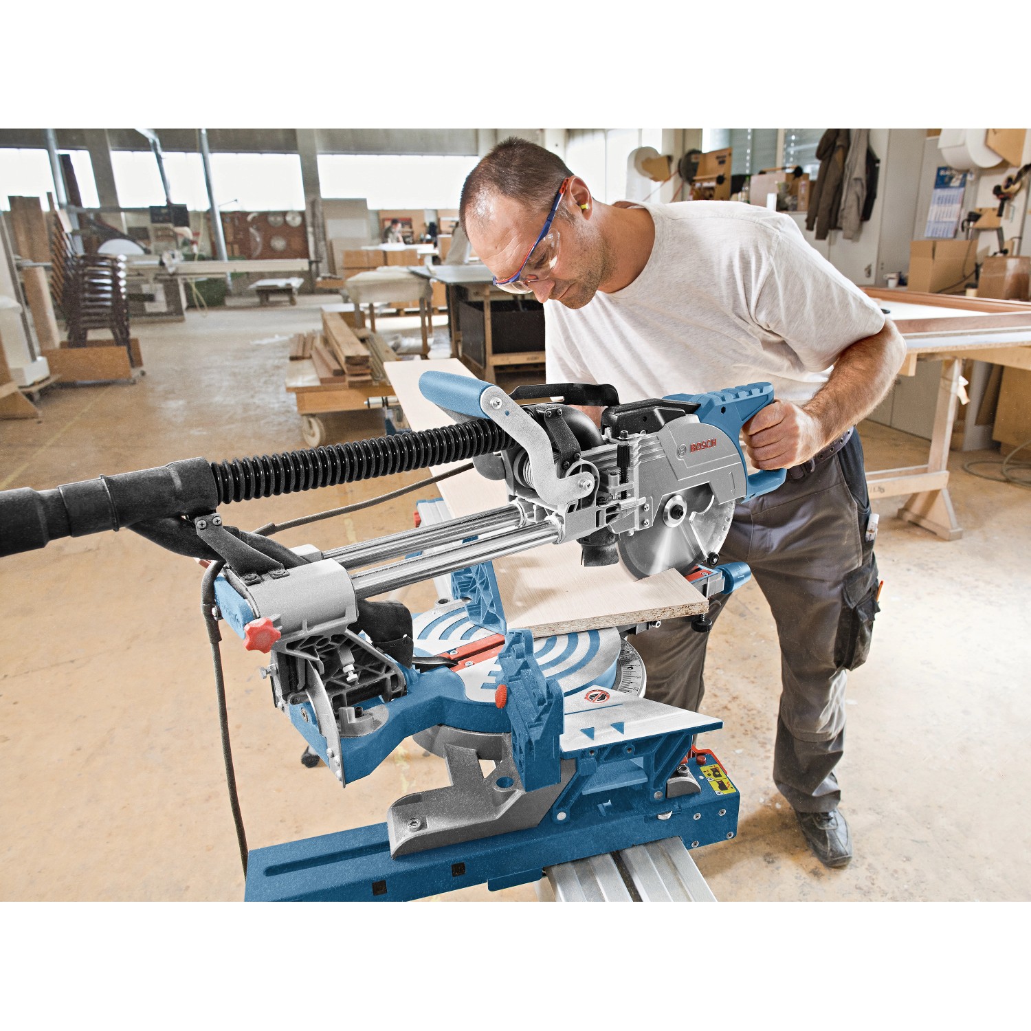 Bosch Professional Paneelsäge GCM 8 SJL mit Kreissägeblatt im Einsatz beim Holzzuschnitt.