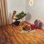 Frau setzt künstlichen LED Weihnachtsbaum Nagano 180 cm in Grün zusammen.