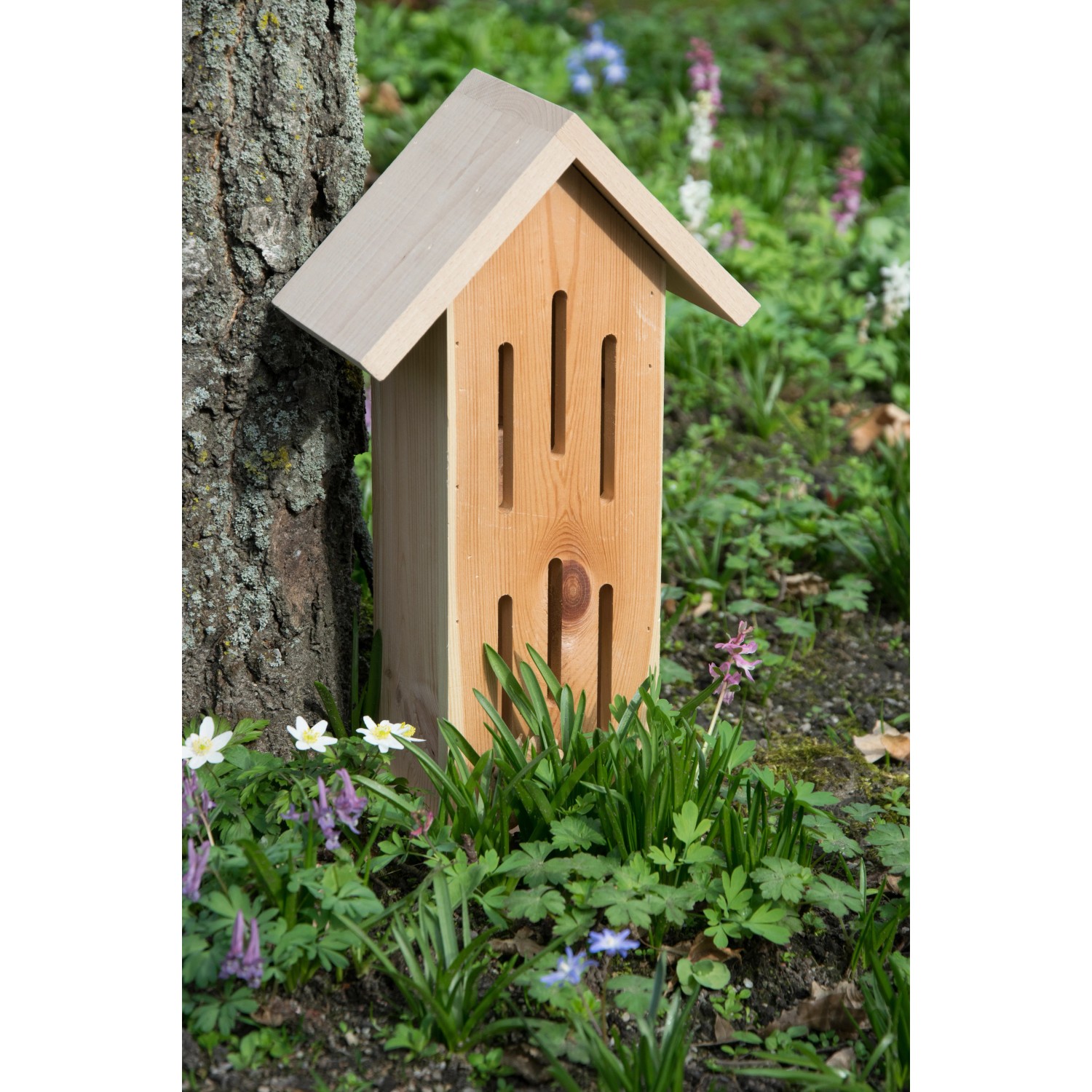 Holzfarbenes Design Schmetterlingshaus Sonnenfalter im Garten, 23x14x38cm.