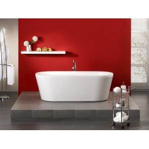 Weißer Ottofond Whirlpool Flora mit Chromarmatur vor roter Wand. Whirlpool-Badewanne.