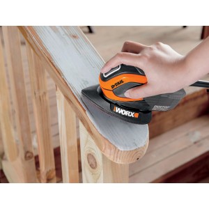 Worx Multischleifer mit Schleifpapier K80 im Einsatz auf Holzgeländer.