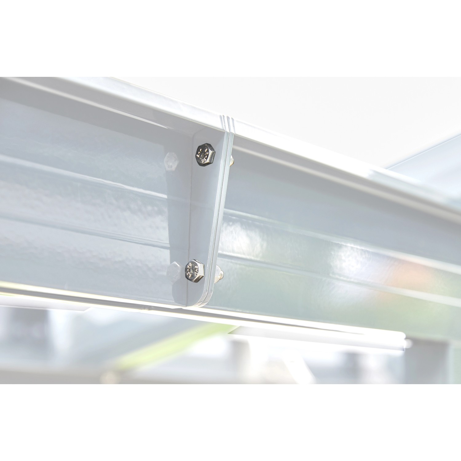 Detailaufnahme: Weiße Gutta Terrassenüberdachung, Befestigung mit Schrauben.