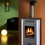 Firefix Küchenofen Etna, Stahl dunkelgrau, 7 kW. Kaminofen mit Feuer.