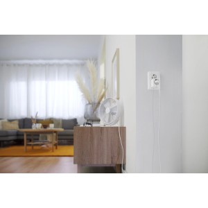 WiZ Smart Plug mit Powermeter in Steckdose, steuert Ventilator im Wohnraum.