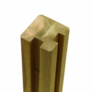 Nahaufnahme: Druckimprägnierter Kiefer Zaunpfosten Leimholz mit 2 Spuren für Zaunbau.