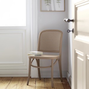 Stuhl mit Alpina Feine Farben Lack No. 35 Wiege des Aromas® grau-beige edelmatt gestrichen.