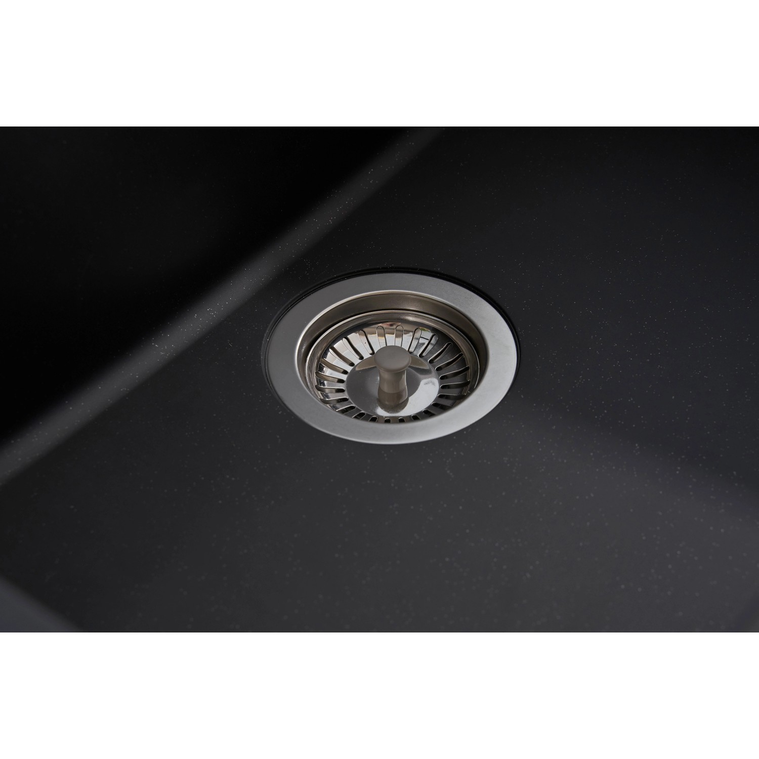 Detailaufnahme: Schwarze Respekta Mineralite Ohio Einbauspüle mit Siebkorb.