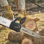 Litheli Akku-Kettensäge beim Sägen von Holz. Kompakte Motorsäge für Gartenarbeiten.