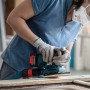 Bosch Expert Exzenterschleifer mit Schleifblatt C470 K80 im Einsatz beim Holz schleifen.