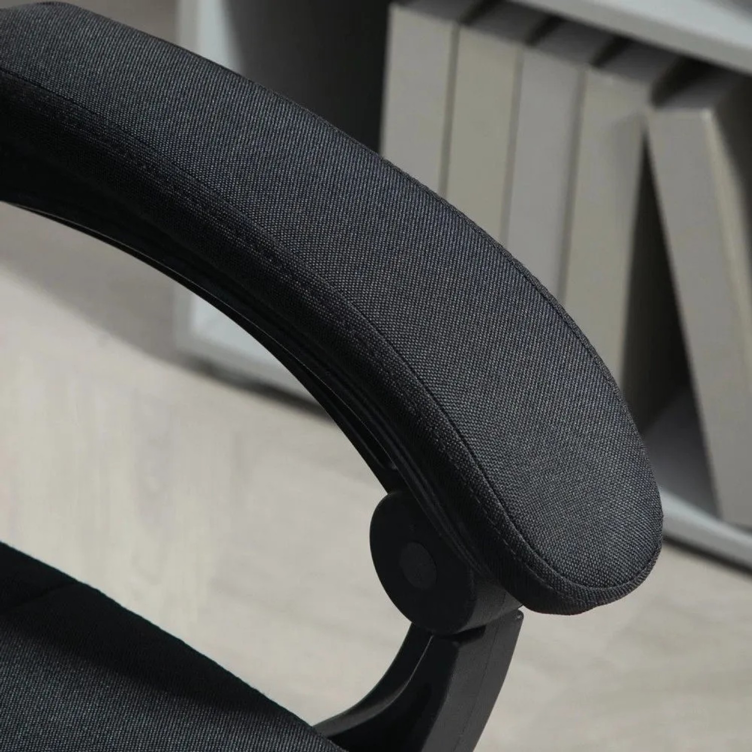Detailansicht: Gepolsterte schwarze Armlehne des Vinsetto Bürostuhls in Leinenoptik.