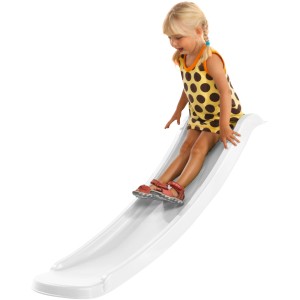 Kind rutscht auf der weißen Axi Sky120 Rutsche. Die Rutsche ist aus Kunststoff und für Spieltürme geeignet.