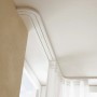 Weiße, 2-läufige Gardinia Vorhangschiene GE2 (210 cm) an der Decke montiert.