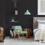 Schlafzimmer mit schwarzer Trendwall Vliestapete Uni und mintfarbenen Akzenten.