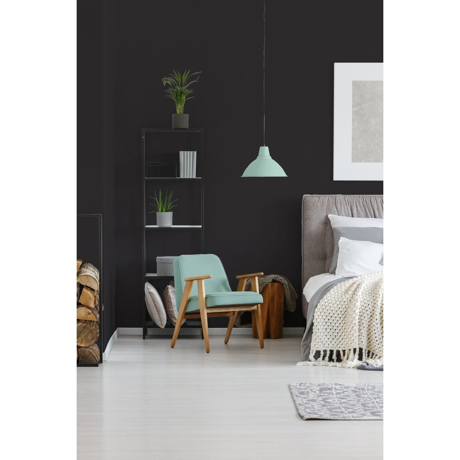 Schlafzimmer mit schwarzer Trendwall Vliestapete Uni und mintfarbenen Akzenten.